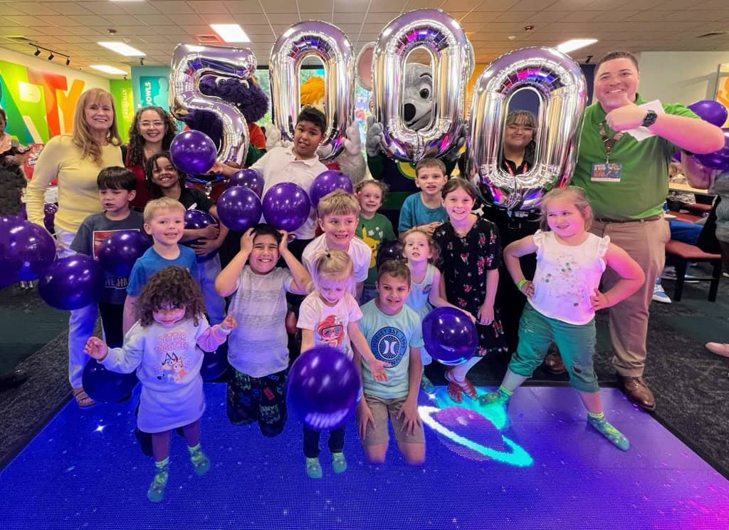 kids with balloons at Chuck E Cheese